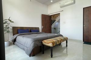 Bark & bash villa house