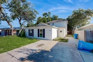 Hilltop Beach Hus - Upper Grand Lagoon