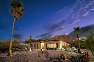 Sonoran Desert Getaway with Cowboy Tub - Carefree Heliport