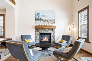 Luxurious Stay, 8min Drive to Deer Valley, Private Hot Tub, Parking for 3 Cars, Sleeps 18!