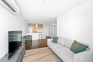 Stylish City-View 1BR Apt in St Kilda - Сандрінгем
