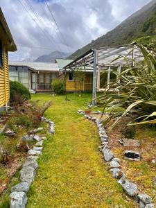 Alpine House, Holiday Home, Sleeps 6, Super Cosy, 4 beds near road and Railroad