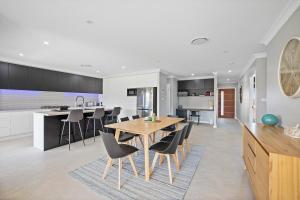 Devan House - An Entertainers Retreat Close to Town