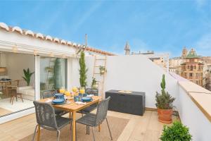 Atarazanas Penthouse by Lovely Rentals