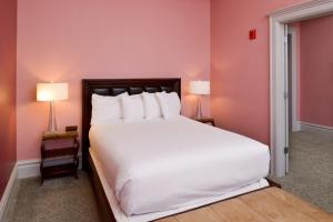 Queen Suite room in Montvale Hotel