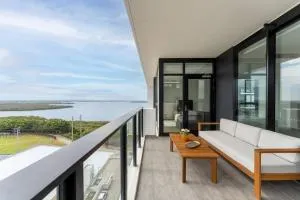 Modern 2BR with Balcony, Pool & Parking - Taren Point