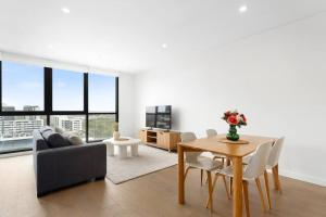 Modern 2BR with Balcony, Pool & Parking