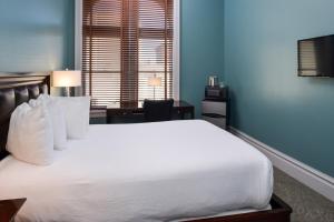 Queen Room - Disability Access room in Montvale Hotel