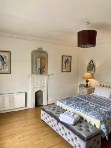 4-Bed House in Kildare Sleeps 8 with Parking