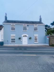 4-Bed House in Kildare Sleeps 8 with Parking