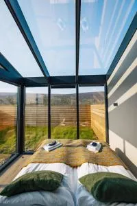 Glass roof lodge with private hot tub - Reykholt