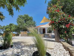 THE FERNANDEZs HOUSE