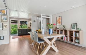 Beautiful Home In Fredensborg With Wifi