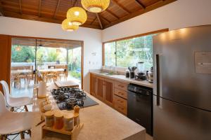 Sua casa na Bahia, em um paraíso ainda preservado na Península de Maraú, com piscina, infraestrutura completa, 4 suítes para até 12 pessoas, a 300 m da praia