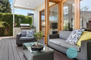 "Inner Vibes" - Trendy Islington Entertainer! - Minmi