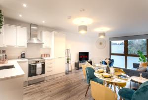 Multiple 2-Bedroom Apartments near Harry Potter Studios - 2-Minute walk to Bushey Station - 20 Minutes to London Euston - Ideal for Families & Business - Free Parking