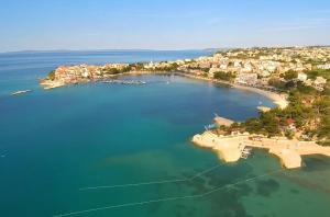 House with large garden right next to the river