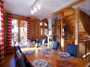Spacious Mountain Stay for 14