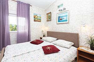 Two-Bedroom Apartment with Terrace and Sea View room in Apartments by the sea Grebastica Sibenik - 461