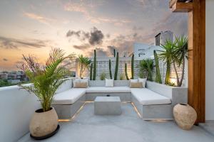 Villa Irie - 3BR Luxury Villa with Rooftop Jacuzzi near Seseh Beach