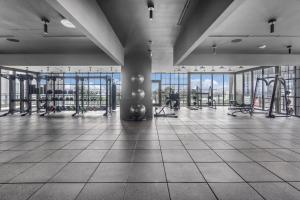 Trendy Escape with Pool Gym 24th-Floor Views