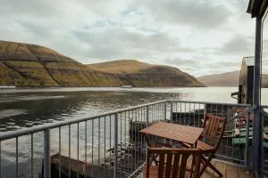 Charming Boathouse with Panoramic Fjord Views - Miðvágur