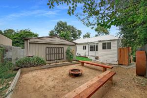 Wattlebird with fire pit and outdoor bath