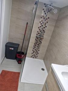 Maisons de vacances Lumineuse avec jardin : photos des chambres