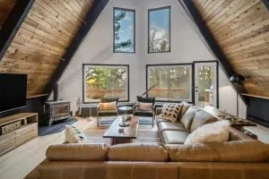 Camp Smores- Modern A-Frame with Pool - 科特兰