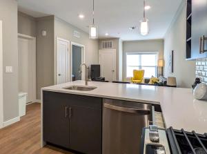 227 Modern 1BR Apt Walk to NJT