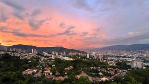 Refugio Natural Medellín, Apartamento Tranquilo con Piscina y Sauna, vista panorámica