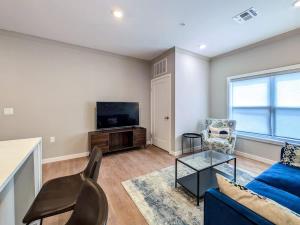 328 Modern 2BR Apt