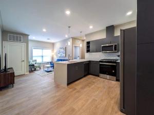 328 Modern 2BR Apt