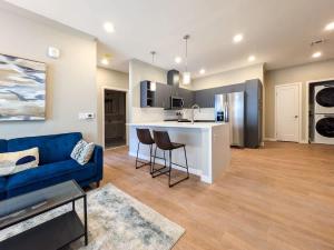 328 Modern 2BR Apt