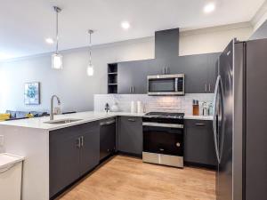 221 Modern 1BR Apt Walk to NJT