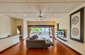 PRIME Location - 5 Mins Walk to Shops & Eateries!