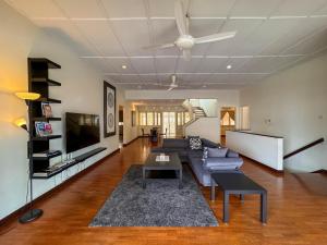 PRIME Location - 5 Mins Walk to Shops & Eateries!
