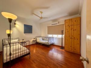 PRIME Location - 5 Mins Walk to Shops & Eateries!
