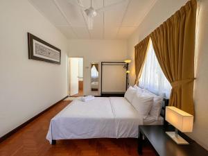 PRIME Location - 5 Mins Walk to Shops & Eateries!