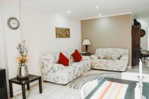 Top floor 3 bedroom apartment located 10min away from The Cathedral
