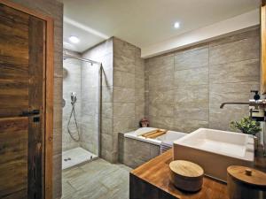 Chalets Chalet renove avec sauna, salle de sport et navette gratuite - FR-1-613B-50 : photos des chambres