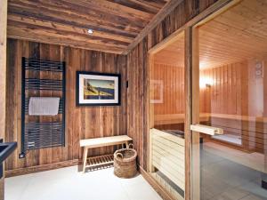 Chalets Chalet renove avec sauna, salle de sport et navette gratuite - FR-1-613B-50 : photos des chambres