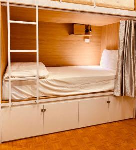 Giường Trong Phòng Nghỉ Tập Thể 8 Giường Cho Cả Nam Và Nữ (Bed in 8-Bed Mixed Dormitory Room)