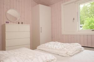 Stunning Home In Knebel With 4 Bedrooms And Wifi