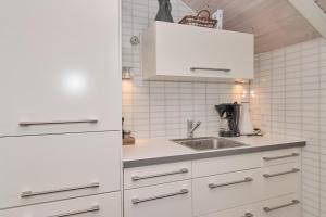 Beautiful Home In Rønde With 3 Bedrooms And Wifi