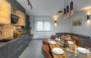 Awesome Home In Stinjan With Wifi 