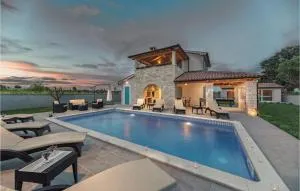 Awesome Home In Radeki Polje With Sauna - Muntić