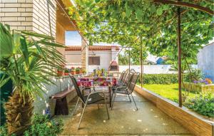 4 Bedroom Pet Friendly Home In Stinjan 
