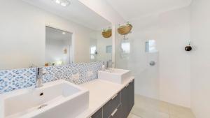 Riviera - Pool & quick walk to centre