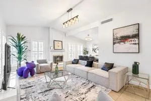 Vacation Home in Vegas w Pool 2 mile to Strip - Spring Valley